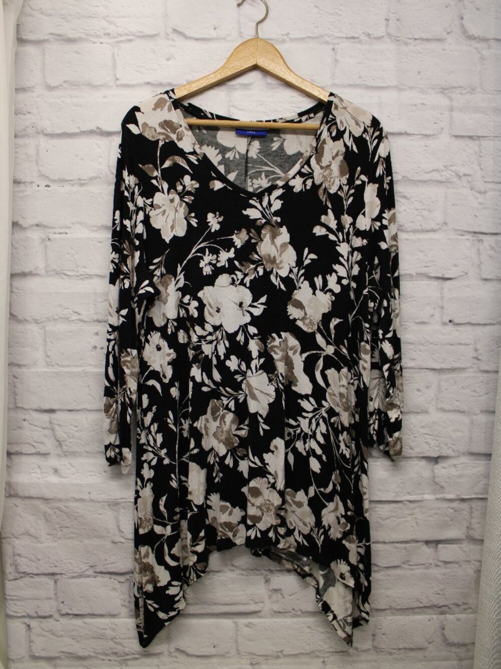Apt. 9 Extra Large Black White Bold Floral Asymmetric Handkerchief Hem Blouse